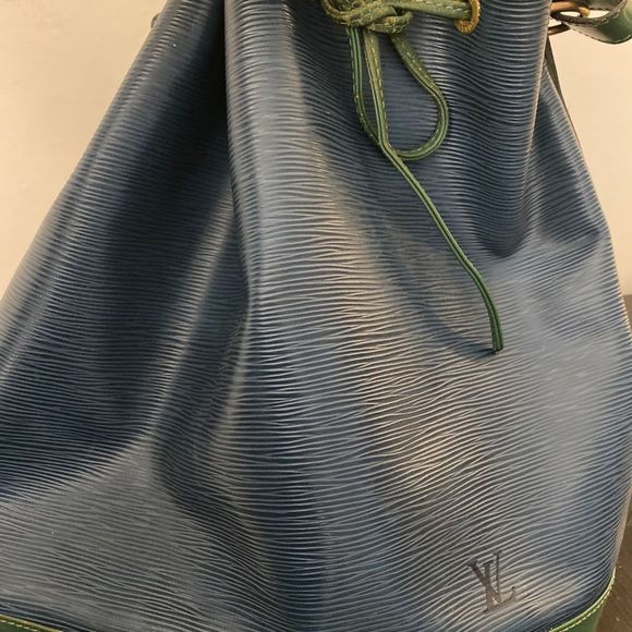 Louis Vuitton epi bicolor bag and green pouch. Good used condition. AR0995 - Picture 9 of 16
